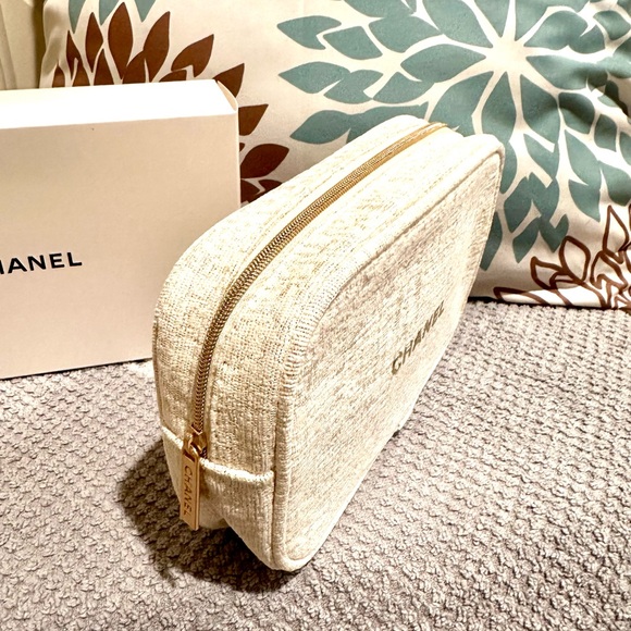 Chanel Cosmetic Case / Pouch - Picture 3 of 16